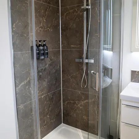 Modern 2 Bedroom Home In Edinburgh Free Parking-3